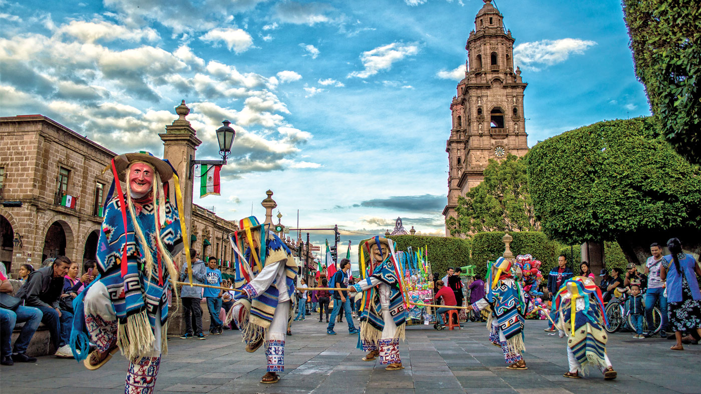 Even if you don’t have the ability to capture true HDR with your current equipment, you can still take control of the elements that appear in your shot. Including colorful settings and costumes can make your scene more dynamic.