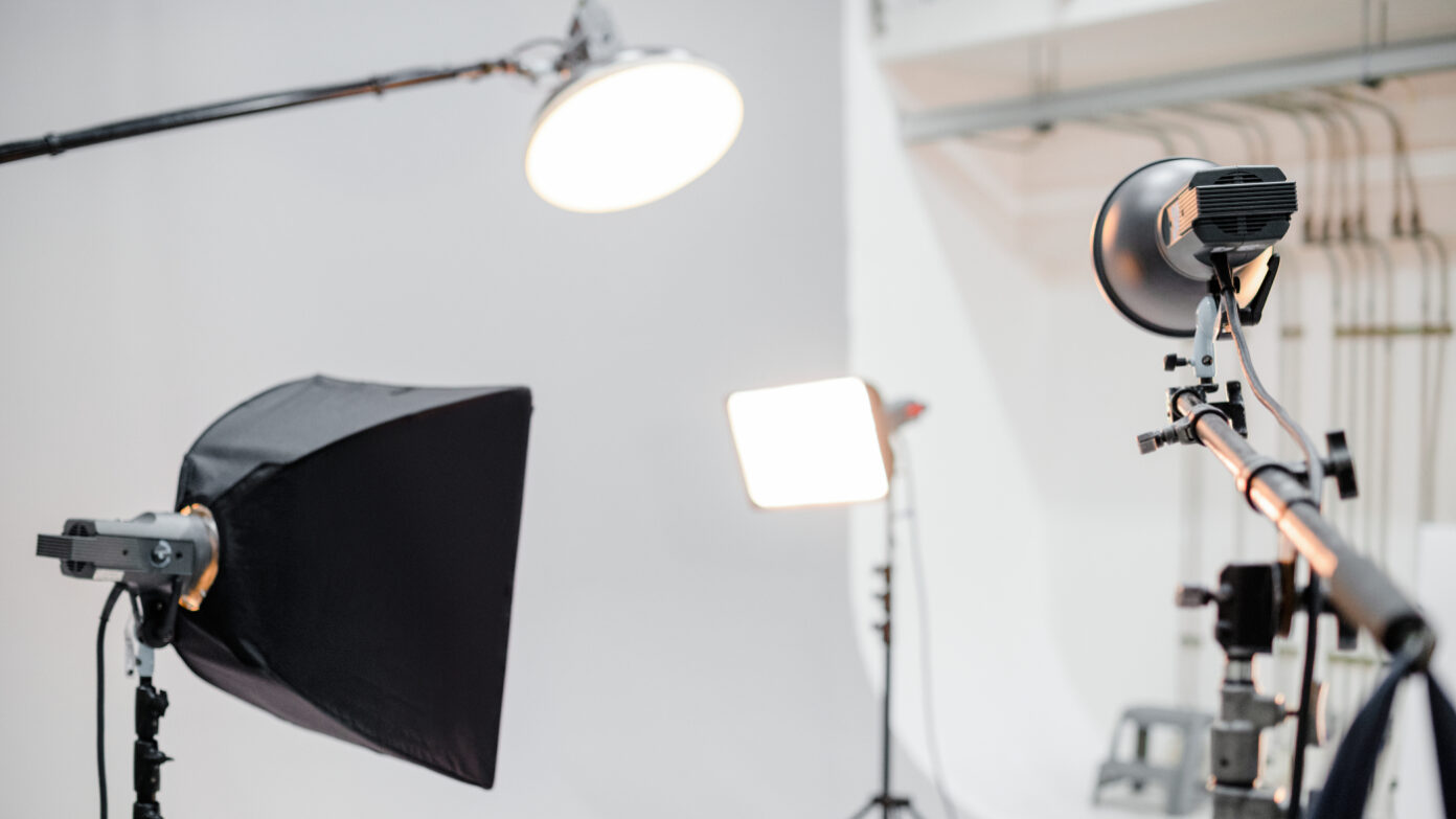 5 professional lighting setups for interviews - Videomaker