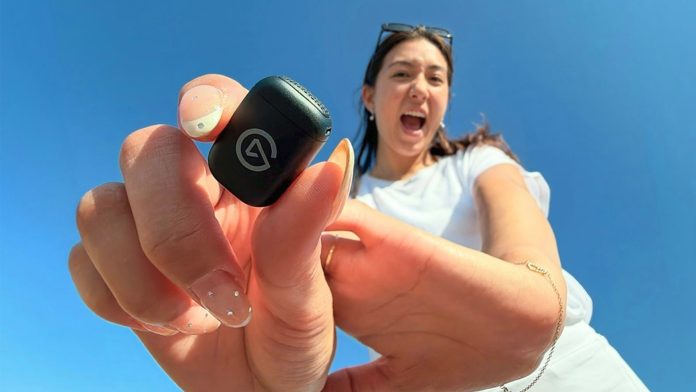 Elgato Wave Go mic clips on or goes handheld